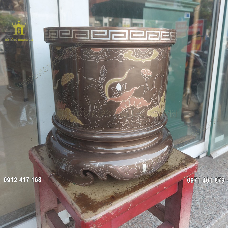 Từng họa tiết hoa văn tr&ecirc;n vật phẩm đều được đ&ocirc;i b&agrave;n tay t&agrave;i hoa của c&aacute;c nghệ nh&acirc;n chạm khắc v&ocirc; c&ugrave;ng tỉ mỉ v&agrave; sắc n&eacute;t